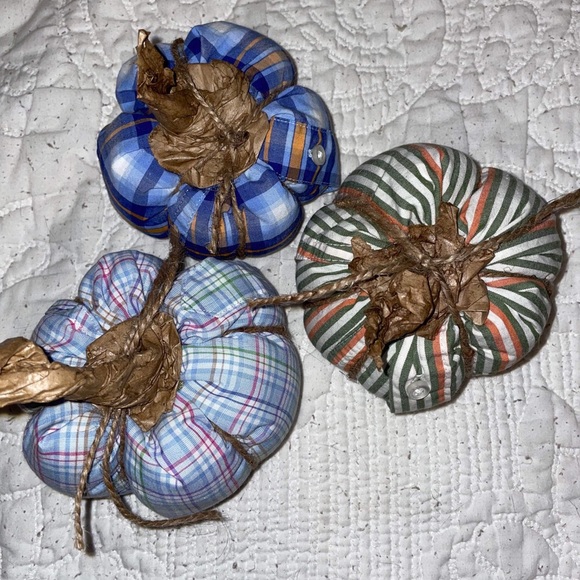 Set of 3 handmade fabric pumpkins - Picture 2 of 2